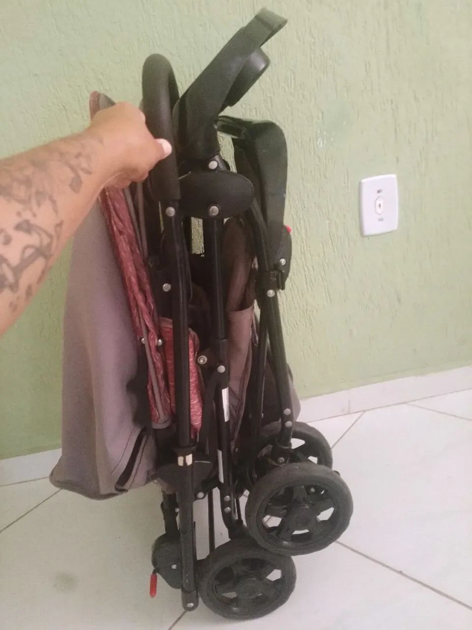 Carrinho de bebê e bebê conforto - Foto 4