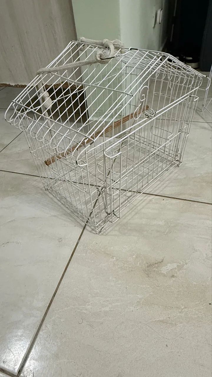 Gaiola para pássaros branca - modelo chalé - Foto 3