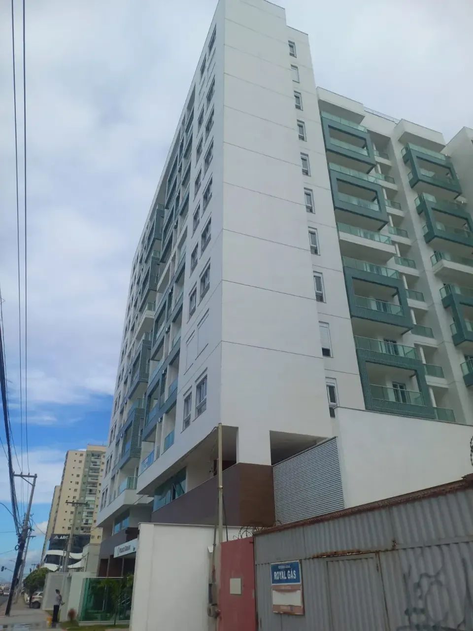 APARTAMENTO COM FECHAMENTO DE VARANDA-UMA QUADRA DO MAR