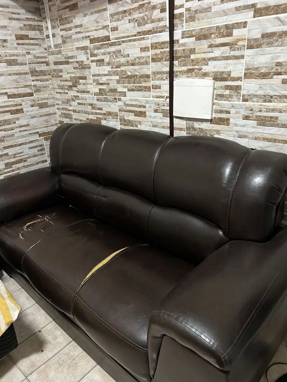 sofá couro preto  - Foto 2