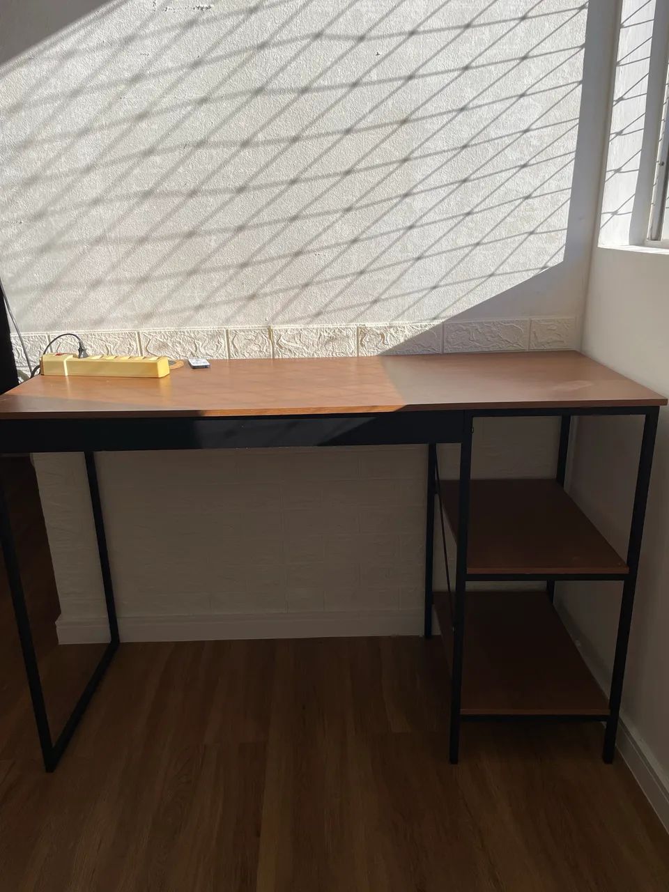 Mesa Home Office 1,10cm c/ prateleira  - Foto 2