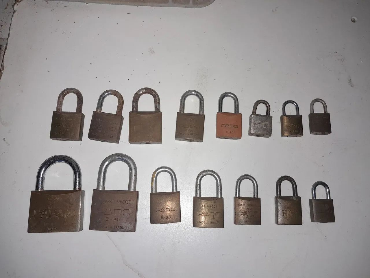 Lote com cadeados, fechaduras puchadores e peças para fechaduras e acessórios antigos   - Foto 4