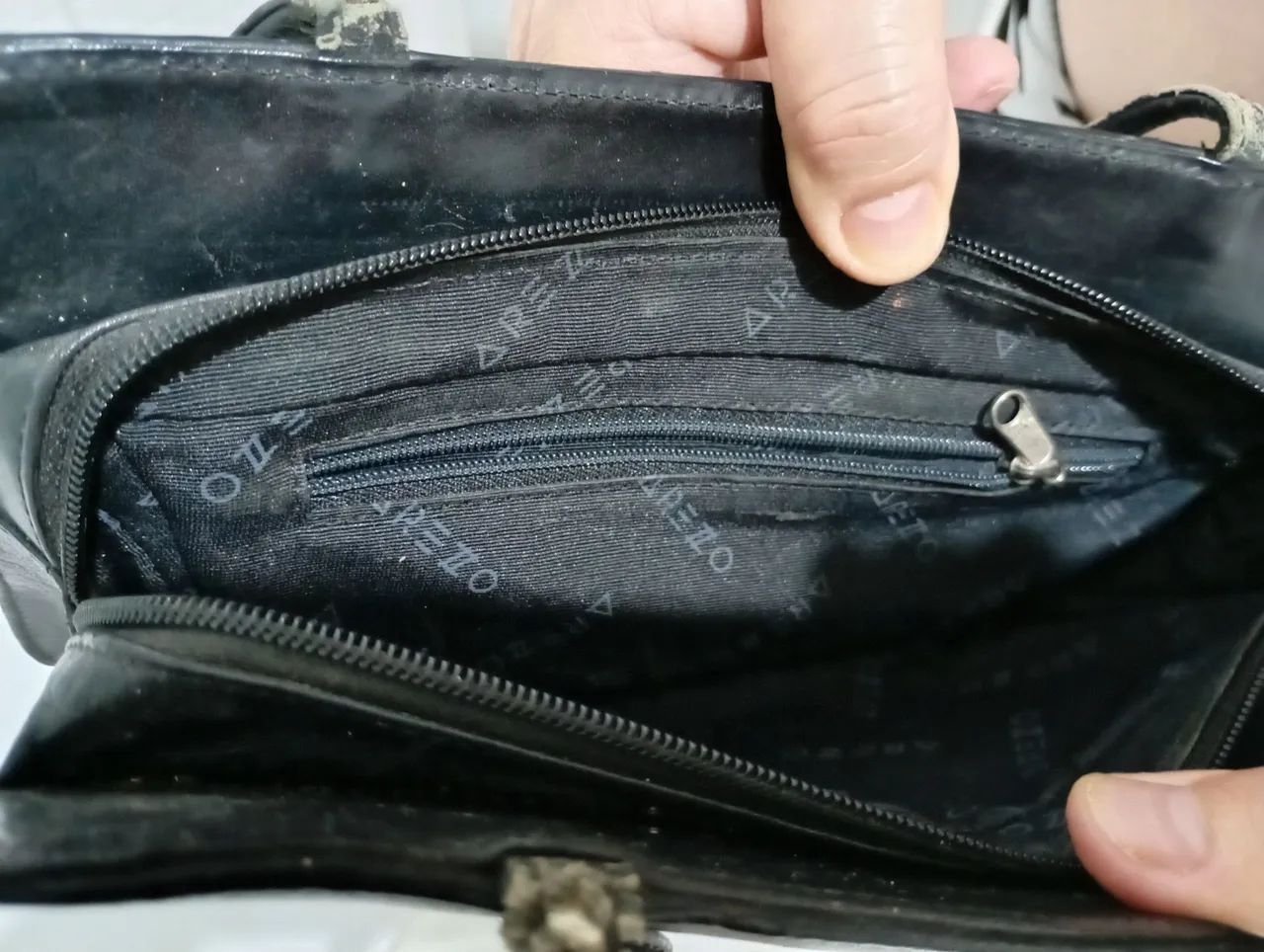 Bolsa Arezzo com avaria na alça  - Foto 4