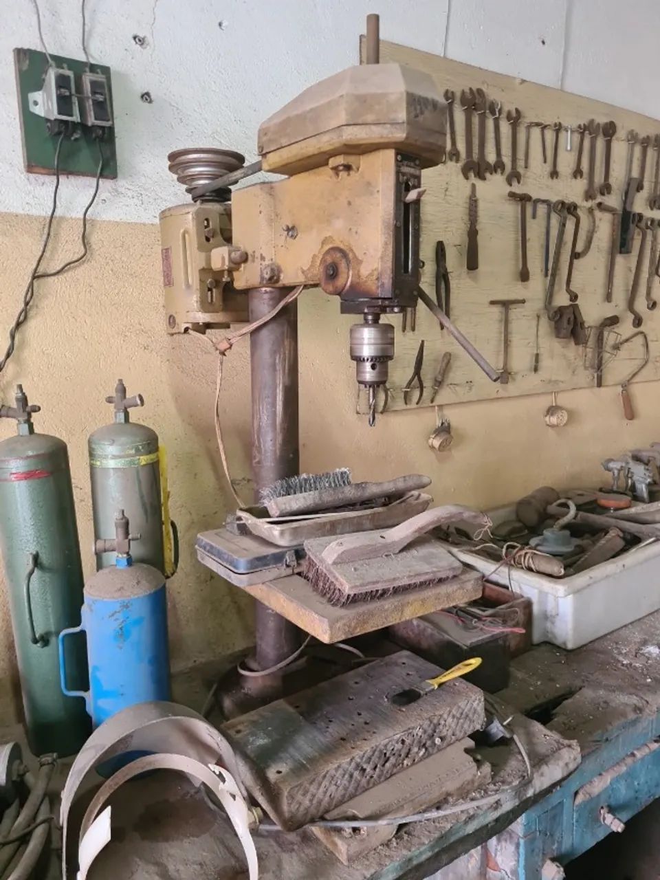 Furadeira de bancada industrial Helmo FB-16, 16 mm, com motor Kohlbach - Foto 2