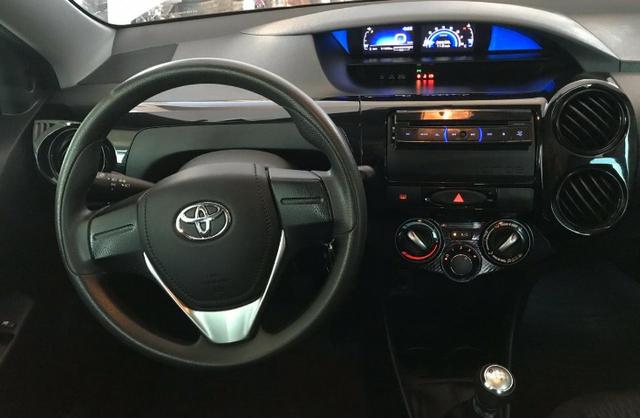 Etios Hatch X 1.3 Completo Super Conservado - Foto 8