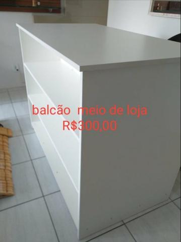 Balcão de loja, caixasemi novo, araras e cabides