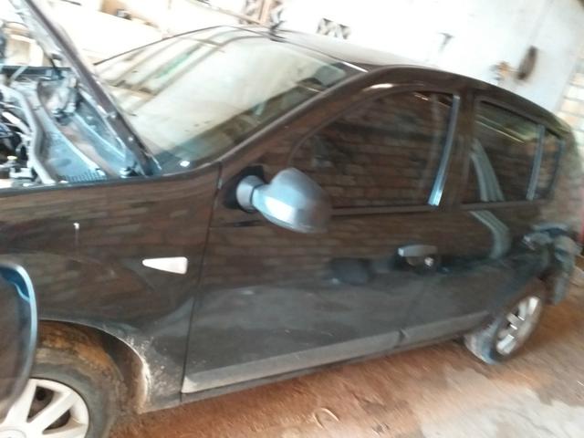Troco num carro de carroceria Renault Sandero 1.0 - Foto 3