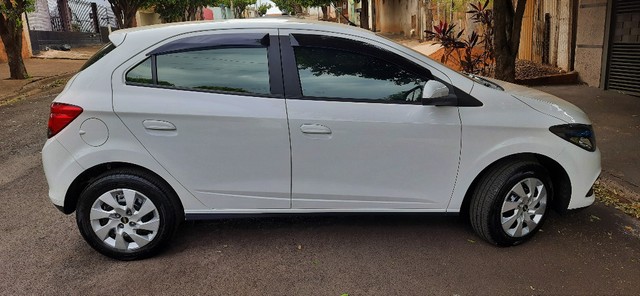 VENDO ONIX 1.4 AUTOMÁTICO ANO 2015, SEM RETOQUE E COM APENAS 73.639 KM RODADO ORIGINAIS.