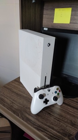 Xbox One S 500g + 2 Controles + FIFA19