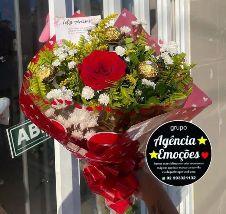 Buquê de flores com chocolates para presentear