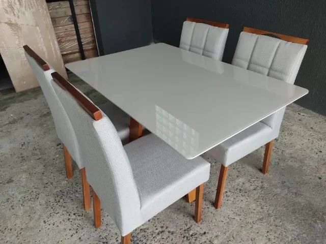 Mesa com Vidro 1,20 x 0,90 com 4 Cadeiras (Nova!)