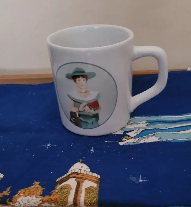 Caneca Pozzani em Porcelana Comemorativa 40 anos Avon. - Foto 4