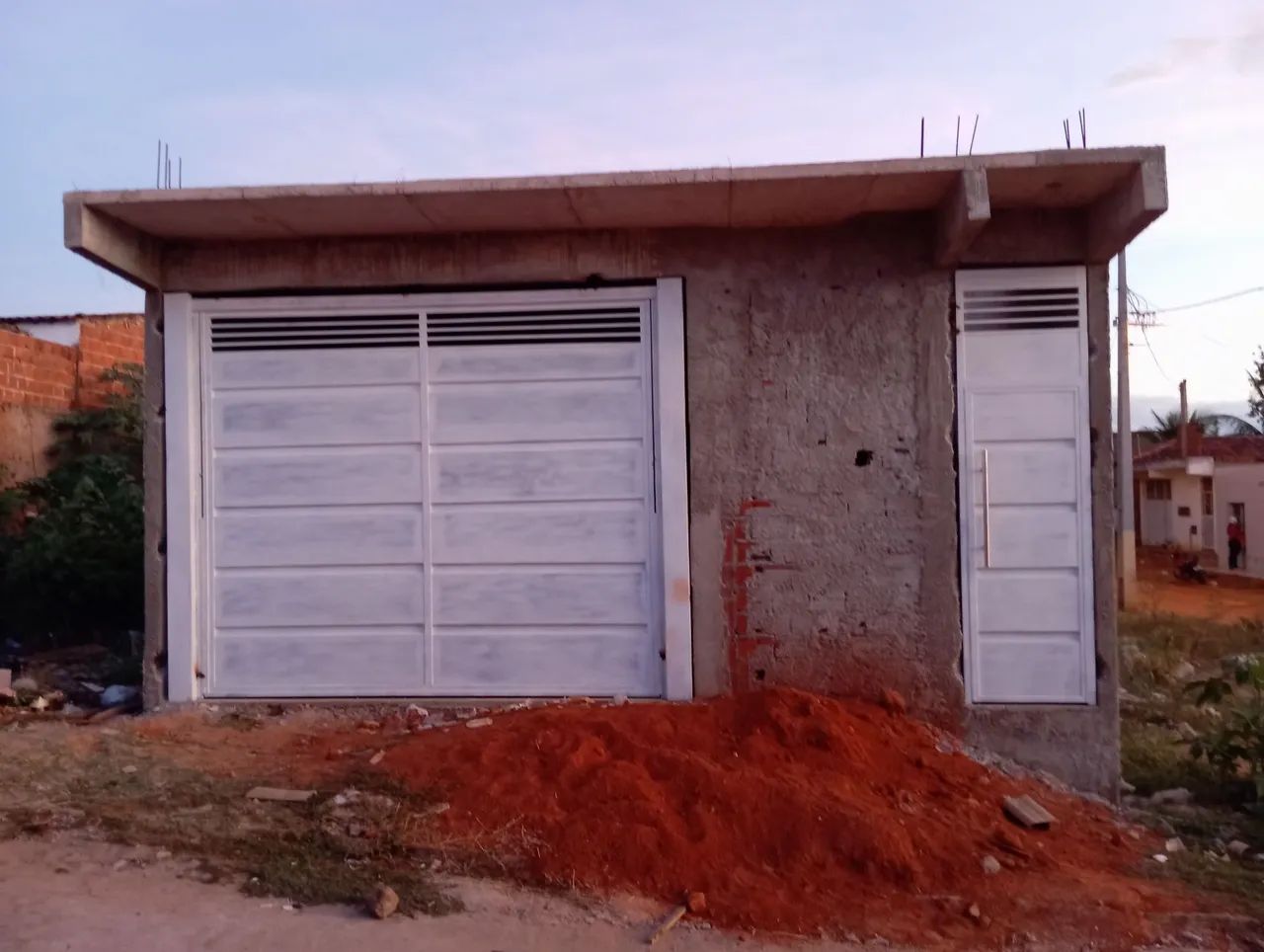 Portão de garagem branco novo - 2 folhas - Foto 6