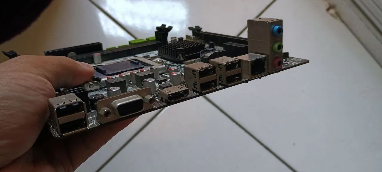 Placa Mãe H61 LGA 1155 Intel COM  DEFEITO  - Foto 2
