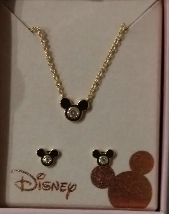 Conjunto de colar e brincos.