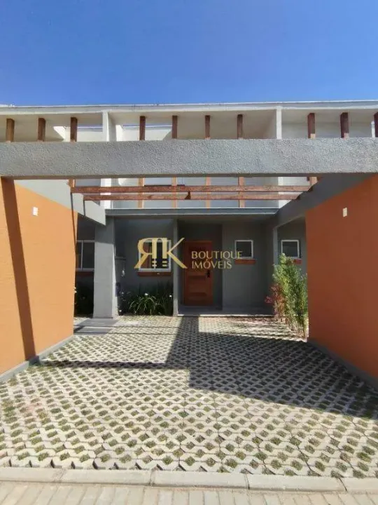 Sua família morando a 250 metros da praia. Casa com 2 suítes em condomínio no charmoso bai