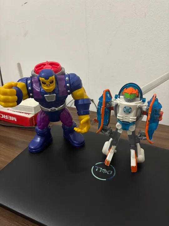 Bonecos sortidos Hasbro e Mattel