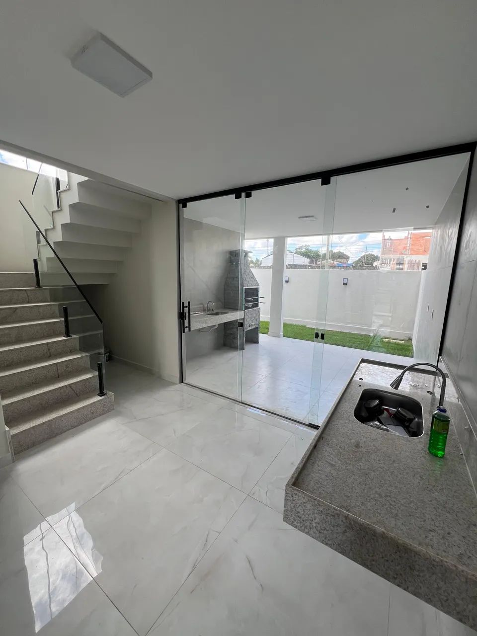 JARDIM DAS MANGUEIRAS  CASA DE 160 METROS QUADRADOS, 3 SUÍTES E 4 BANHEIROS