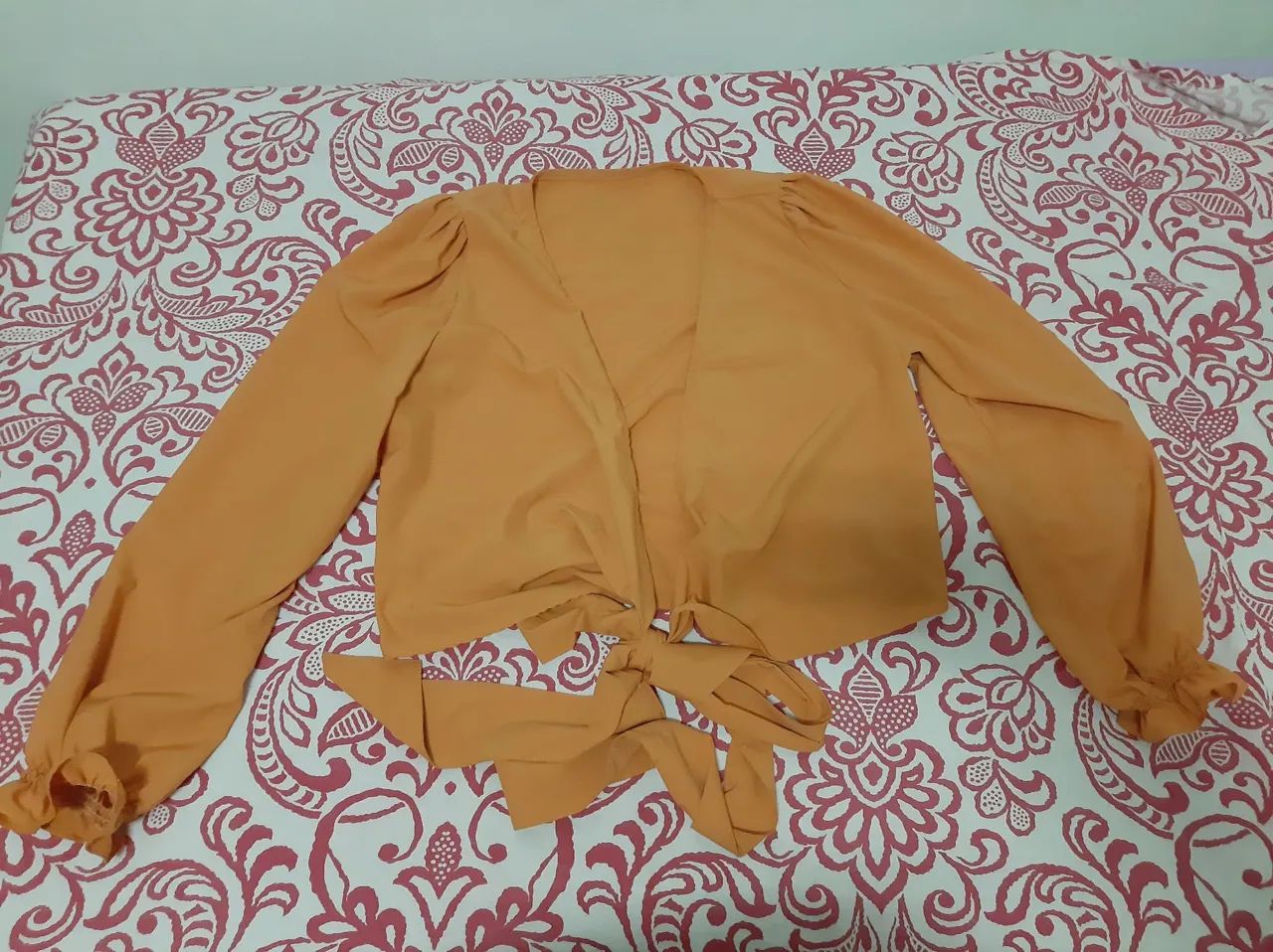 Blusa transpassada mostarda com manga bufante - Foto 2