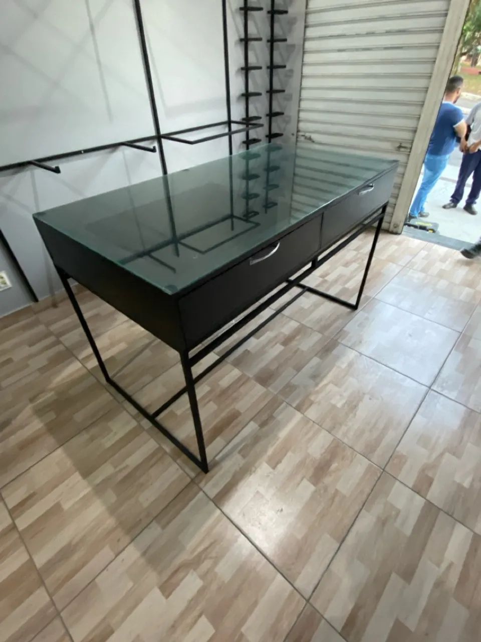 Mesa de centro para loja com tampo de vidro temperado com gavetas e araras de roupas - Foto 3