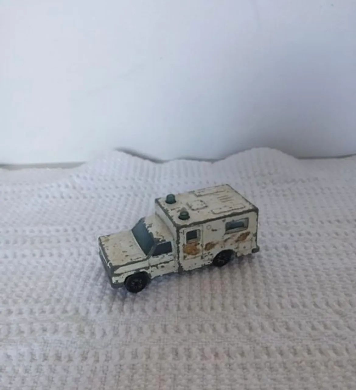 Brinquedo antigo ambulância de ferro