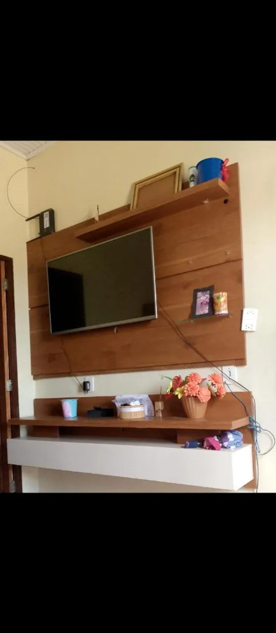 Painel de TV Amadeirado com Rack Integrado