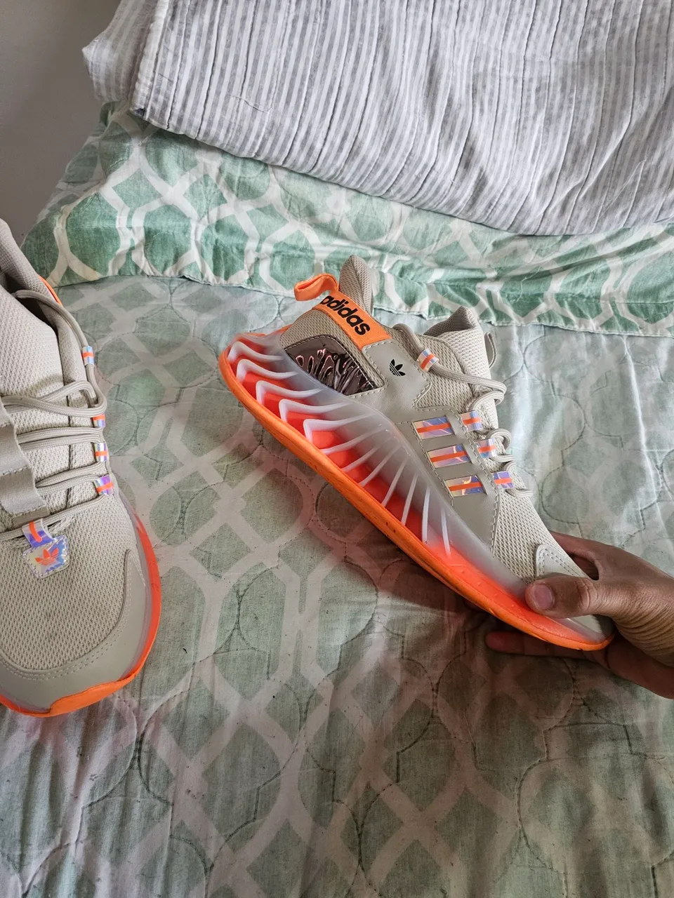 Tênis Adidas com design moderno e cores vibrantes