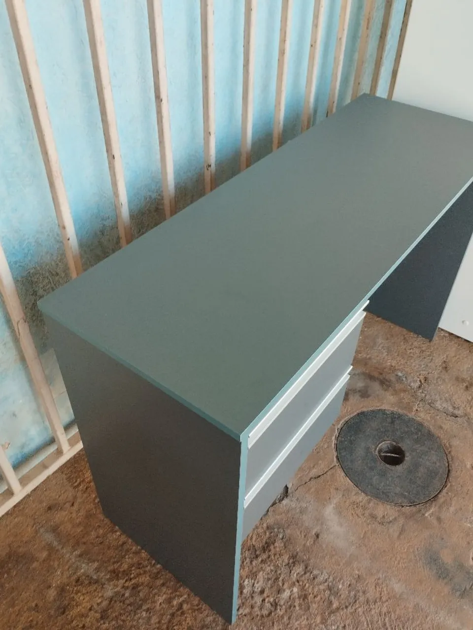 Mesa de escritório com gavetas