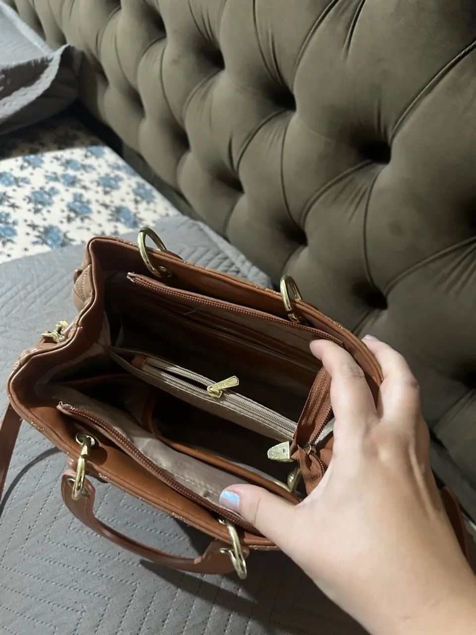 Bolsa de mão marrom com detalhes dourados