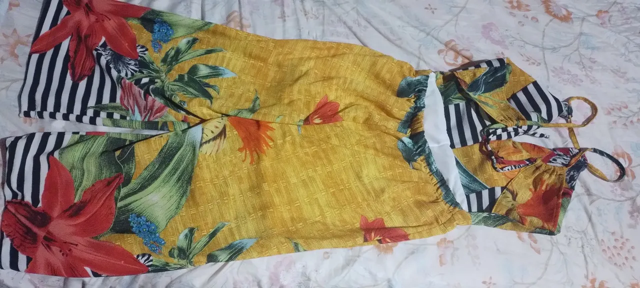 Macacão estampado floral e listras