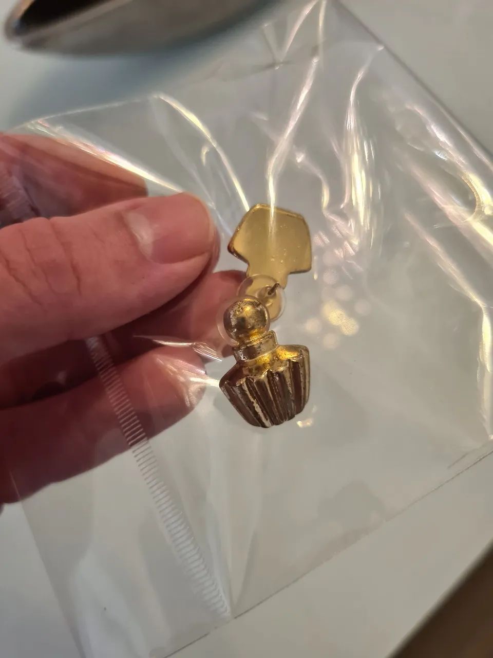 Brinco dourado frasco de perfume - Novo