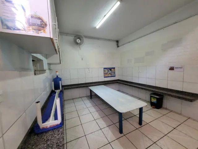 Mesa infantil com 8 cadeiras 