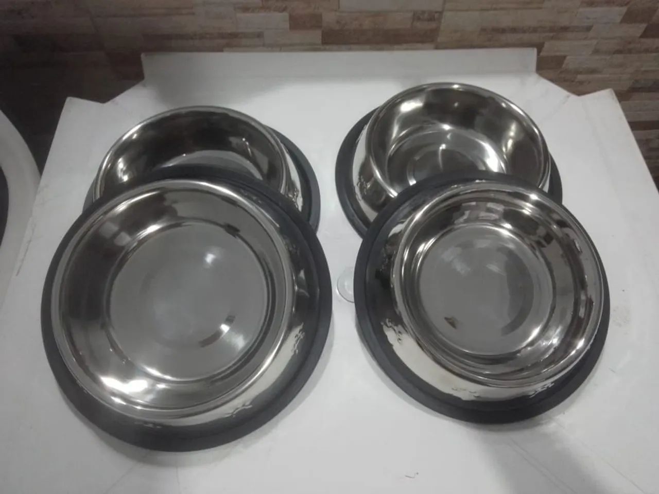 Comedouros em inox, com base de borracha 