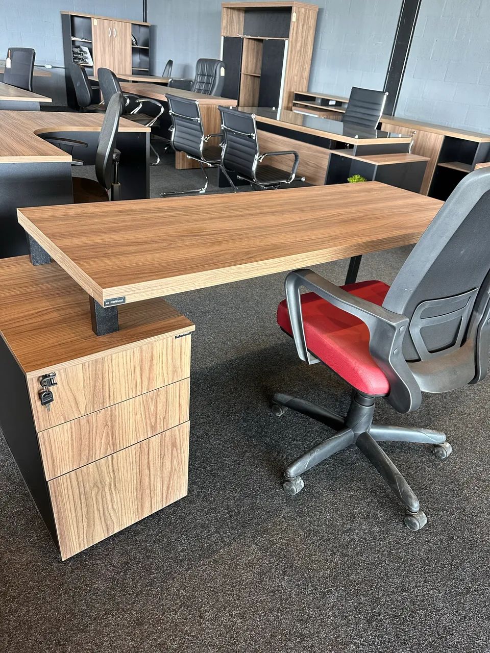 MESA COM NICHO E ARMARIO INDUSTRIAL - MÓVEIS IKONMIXOFFICE  - Foto 3