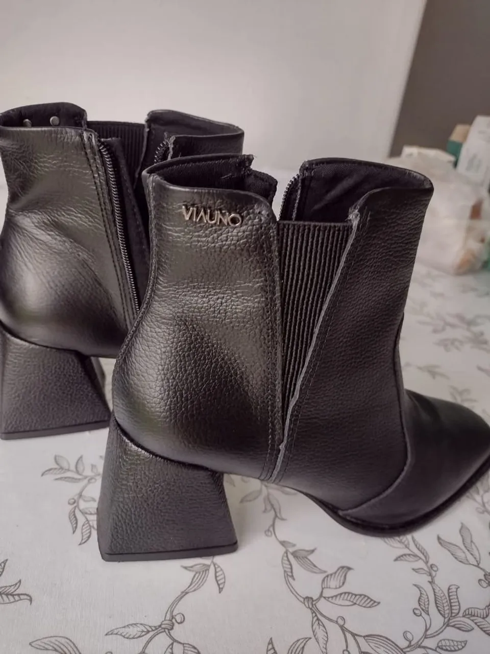 Bota Via Uno Couro Salto Bloco - Elegância e Conforto