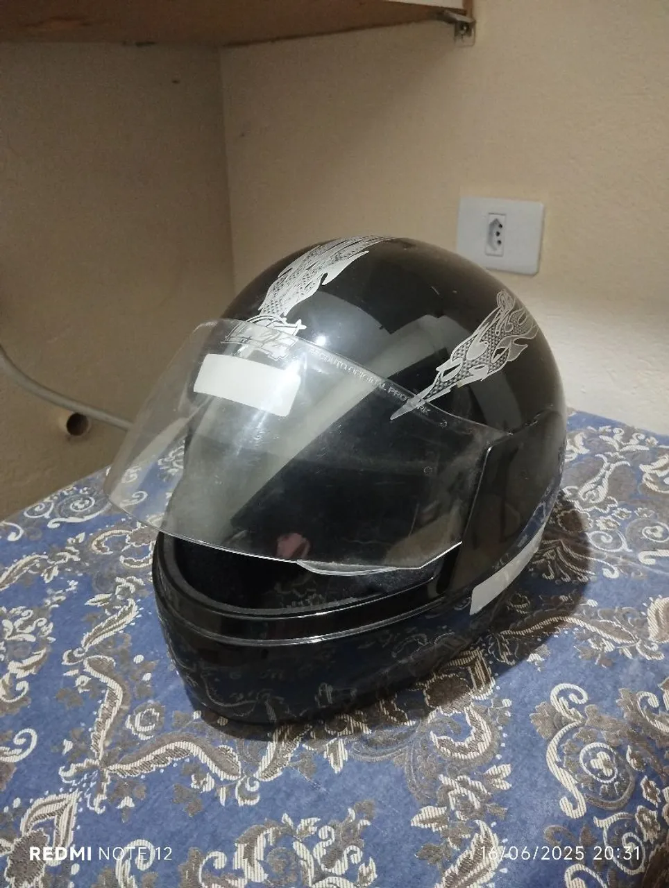 Capacete Moto Preto com Detalhes