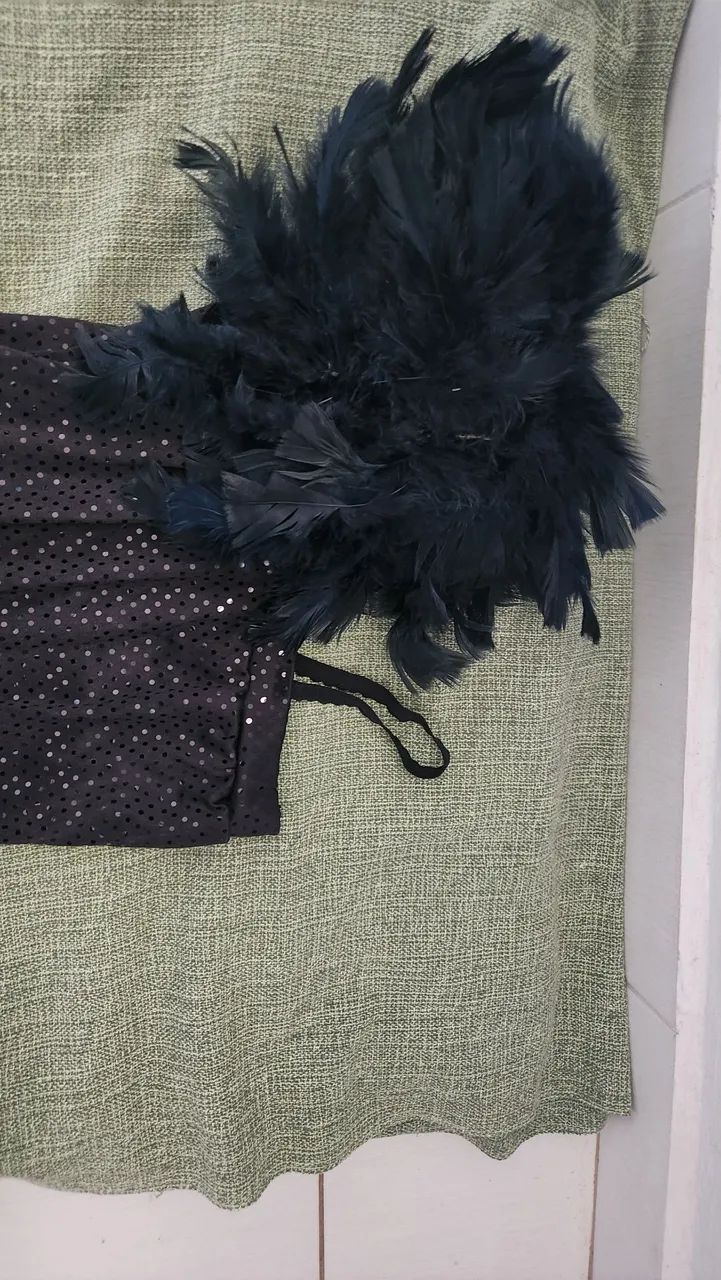 Macacão Preto com Detalhes Brilhantes e Penas - Foto 2