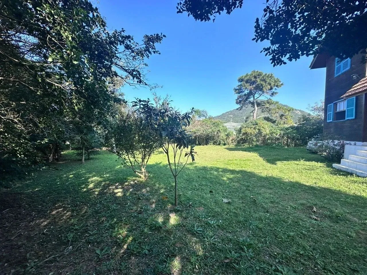 Terreno com escritura pública a venda no santinho a 500m do mar. Chalé de madeira no terre