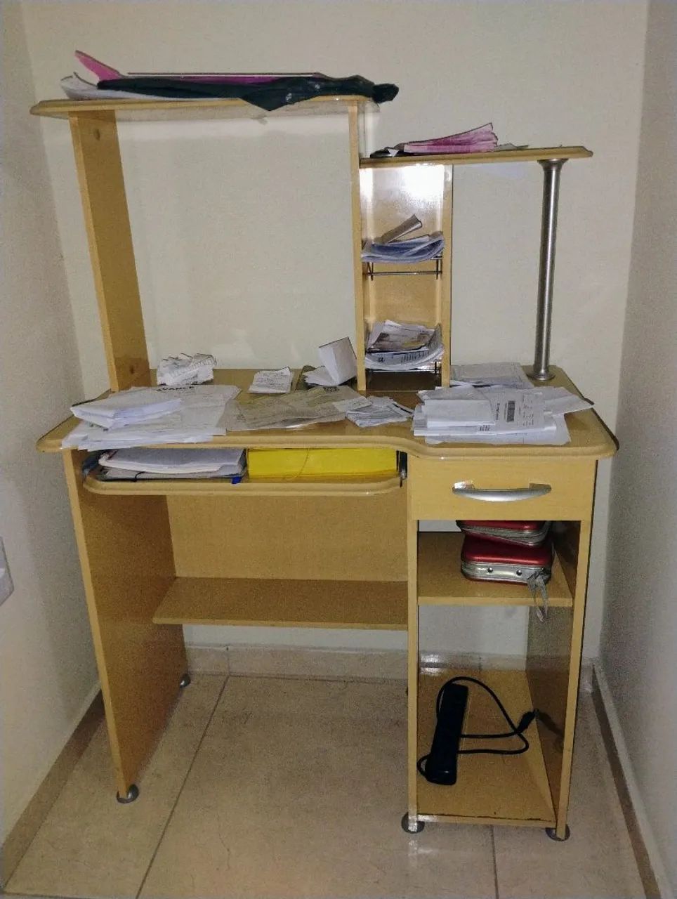 Escrivaninha em madeira para computador com prateleiras - Foto 4