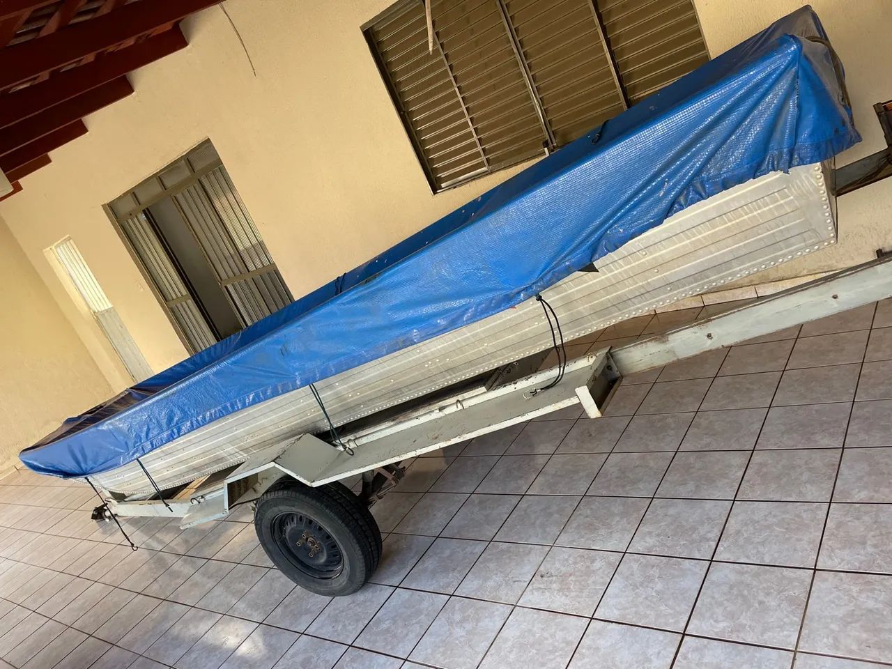 Barco de alumínio com cobertura