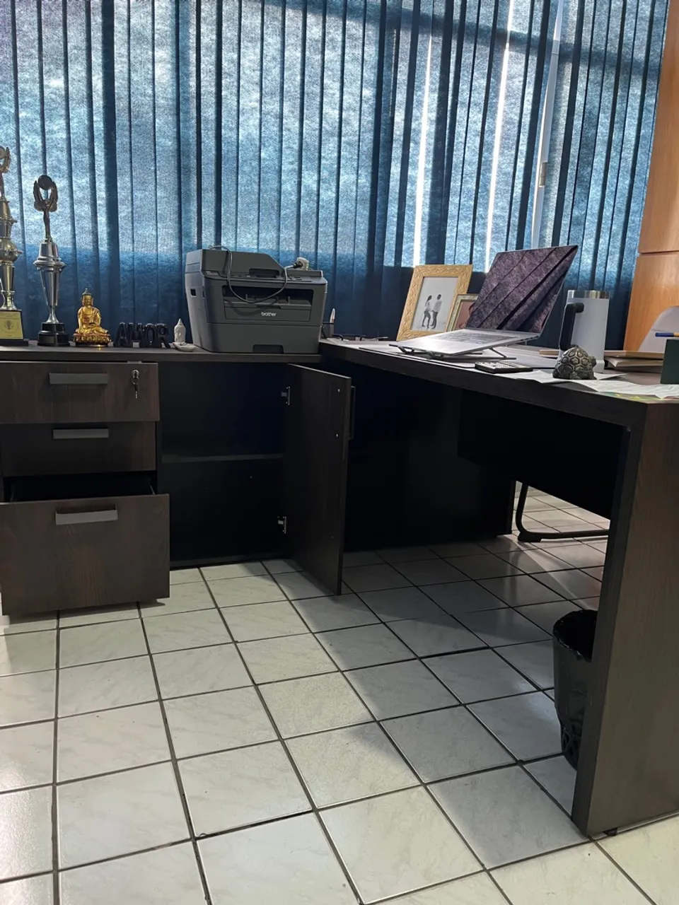 Mesa de Escritório com Gaveteiro e Armário