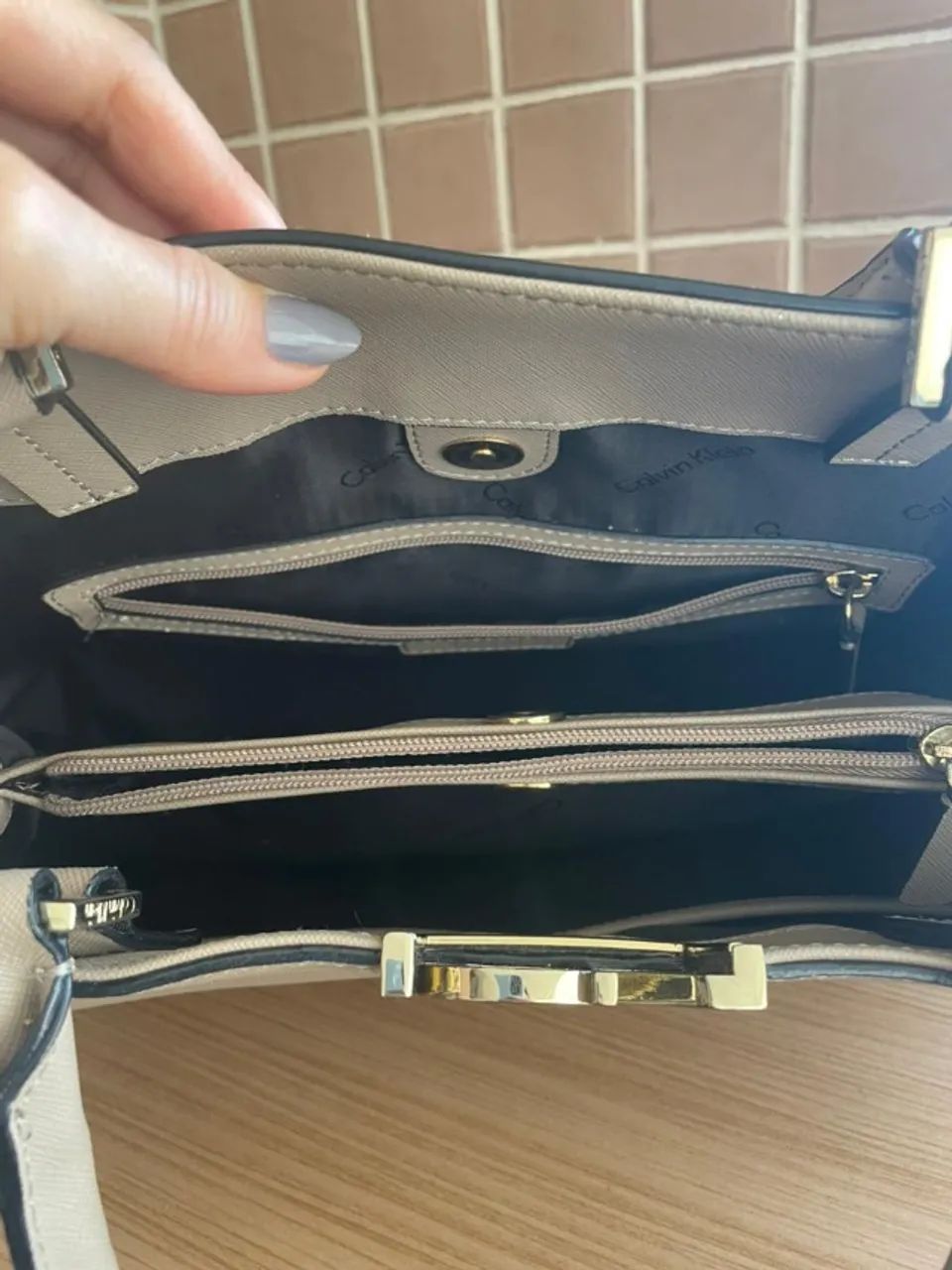 Bolsa calvin klein original bege média com alça ombro e alça transversal - Foto 5