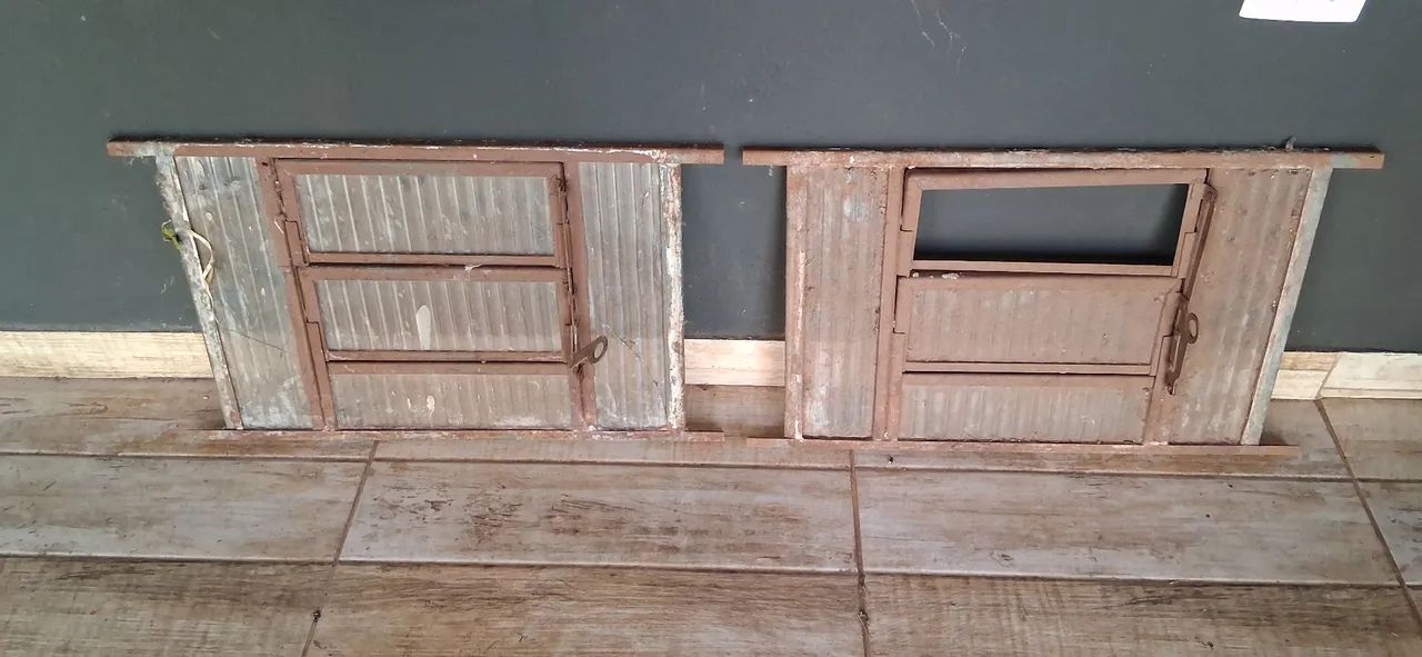 Two tilt-and-turn bathroom windows65204105221121122