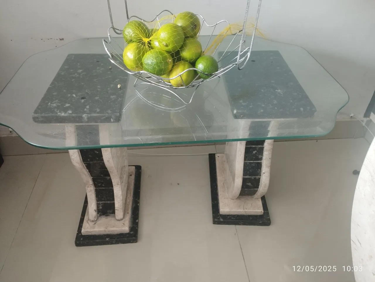 Mesa de centro em mármore com tampo de vidro