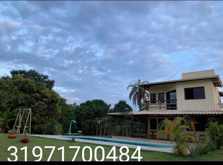 Sítio com piscina e área verde .