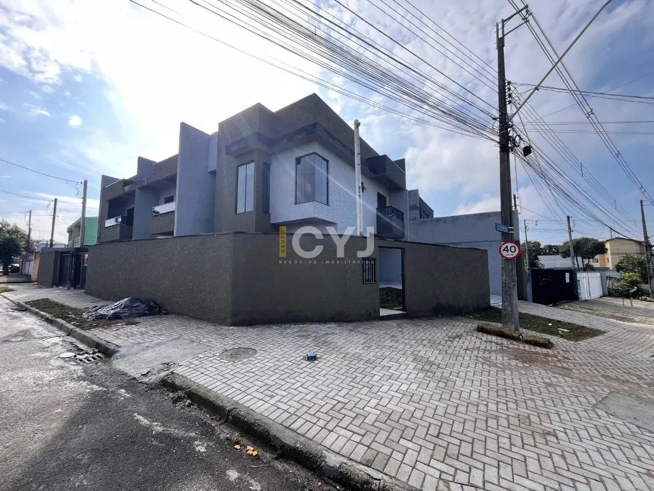 Sobrado 3 quartos sendo 1 suíte no bairro Sítio Cercado em Curitiba