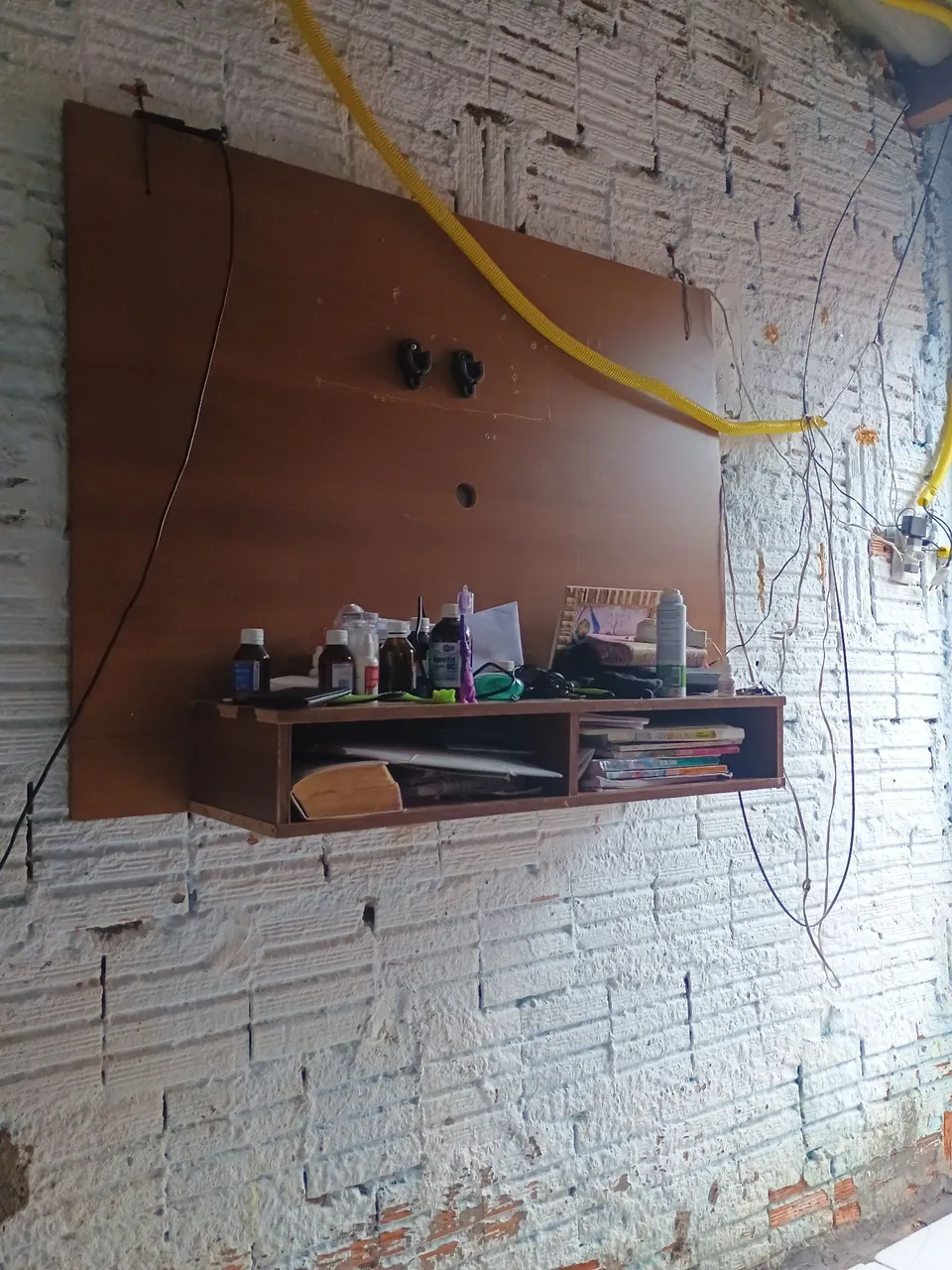 Painel de TV com prateleira