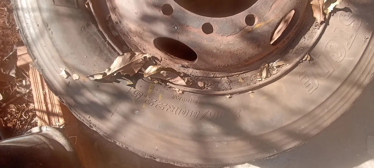 Roda de caminhão com pneu 295/80R22.5