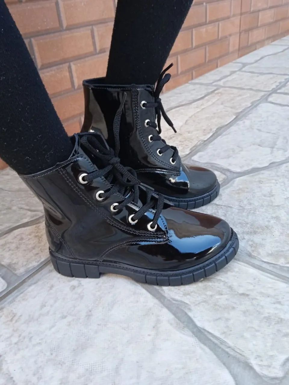 Botas infantis envernizadas pretas
