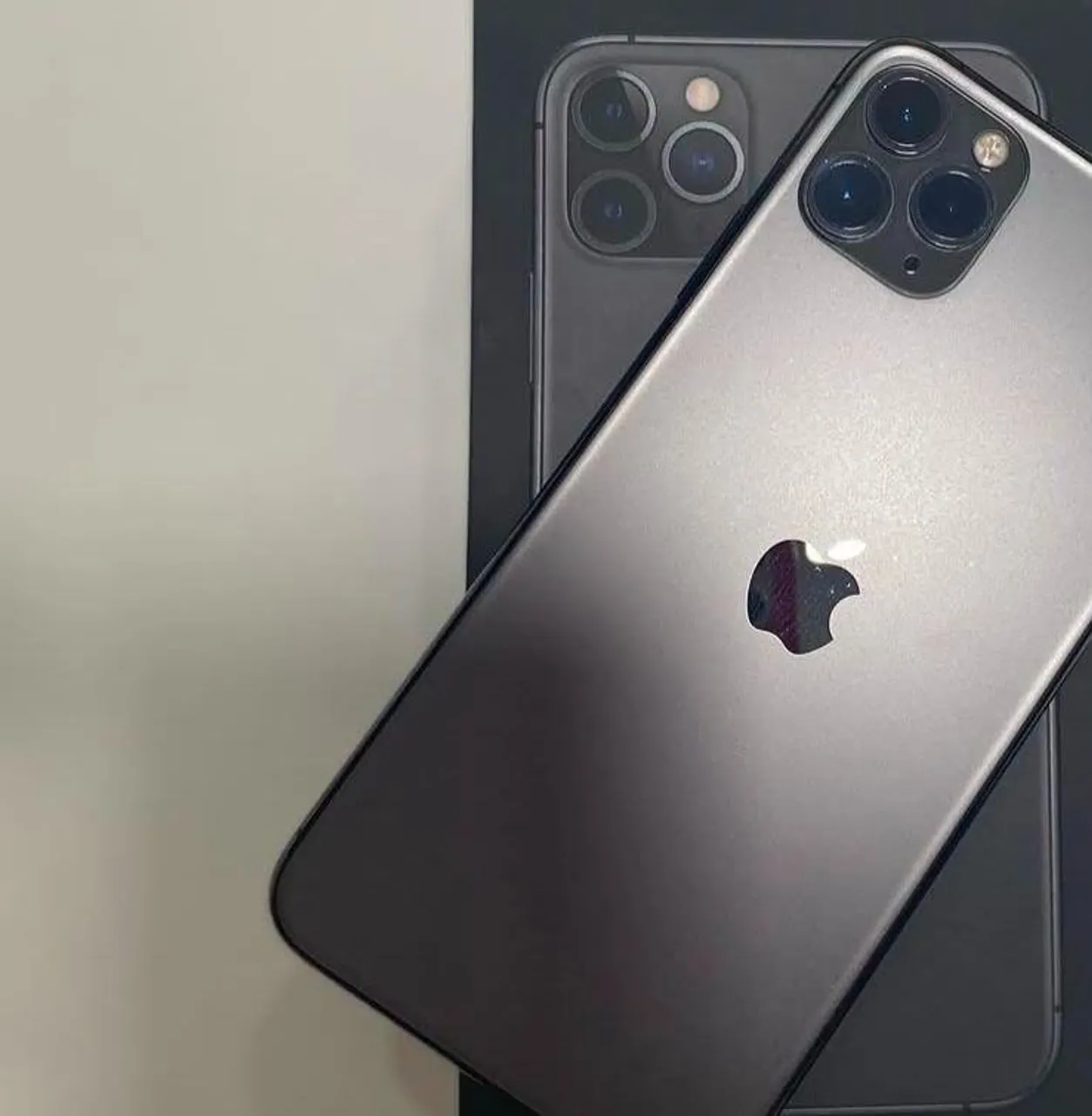 iPhone 11 Pro Max disponível na loja. Acompanha garantia e acessórios